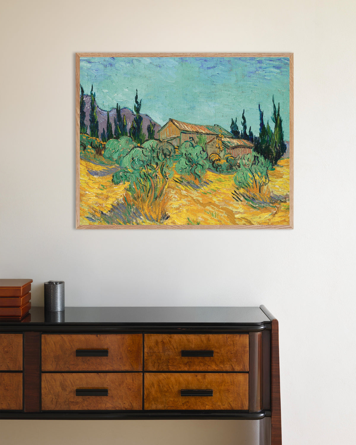 Poster mit Holzhütten zwischen Olivenbäumen und Zypressen (1889) von Vincent van Gogh, mit naturfarbenem Holzrahmen