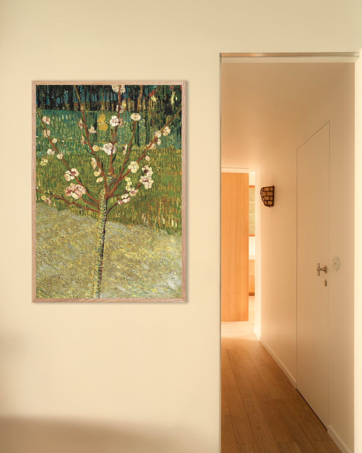Poster „Mandelbaum in Blüte (1888) von Vincent van Gogh“ mit naturfarbenem Holzrahmen