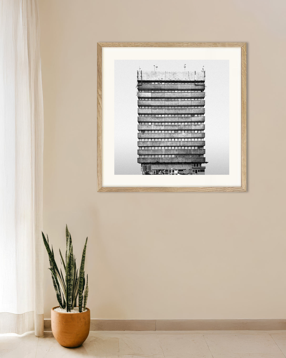 Poster «Torre di uffici a fasce», con cornice in legno naturale