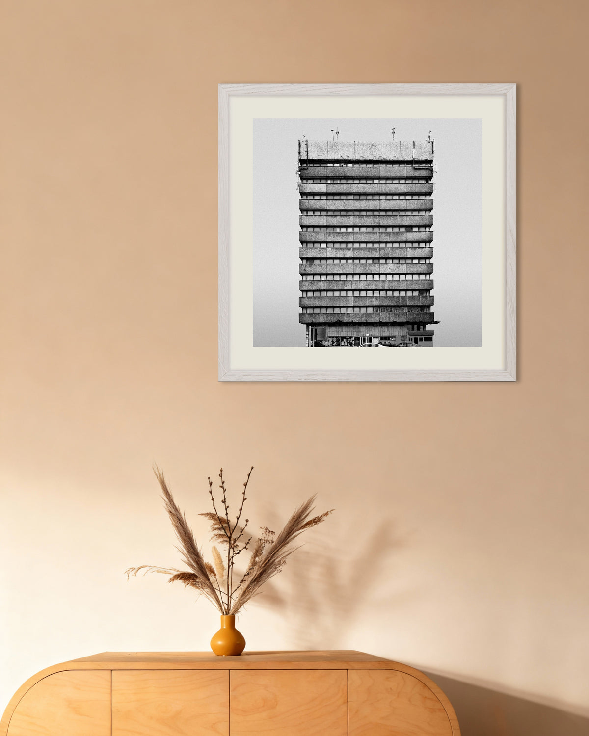 Poster «Torre di uffici a fasce», con cornice in legno bianco