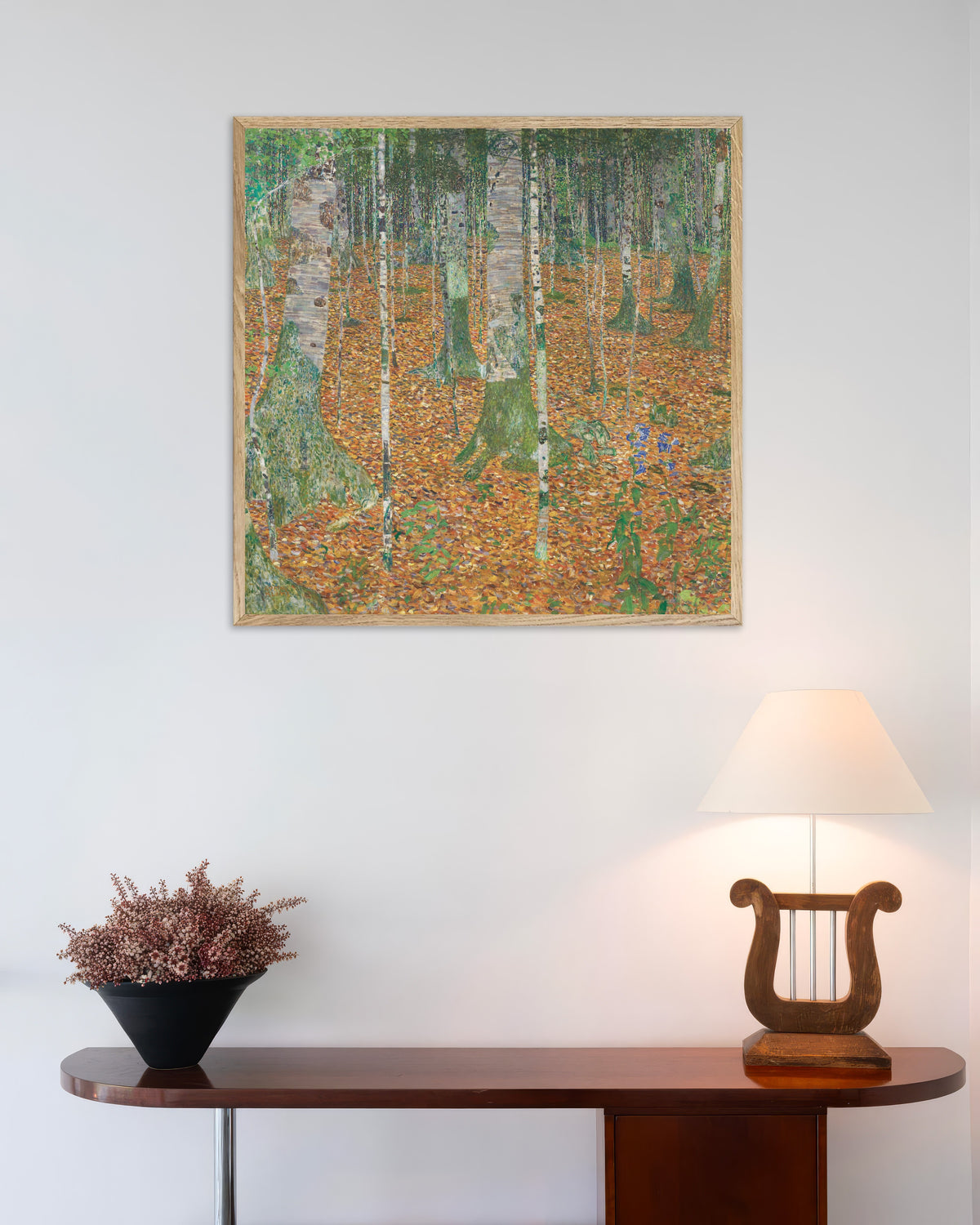 Poster Birkenwald (1903) von Gustav Klimt mit naturfarbenem Holzrahmen