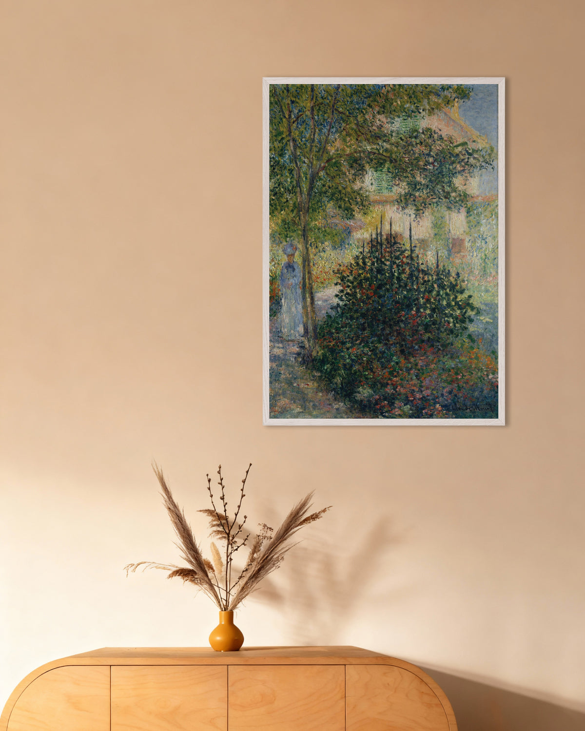 Poster Camille Monet nel giardino di Argenteuil (1876) di Claude Monet con cornice in legno bianco