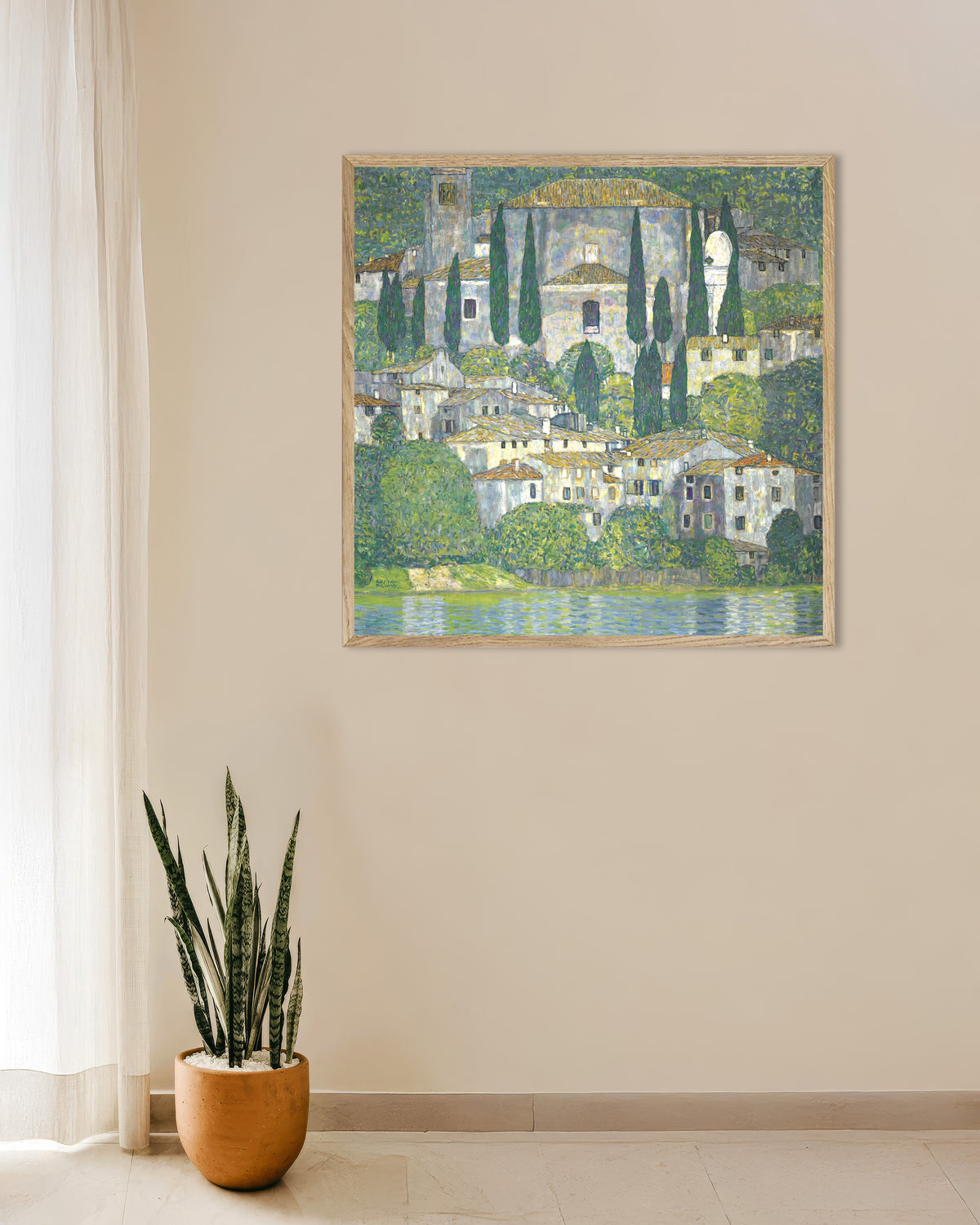 Poster Chiesa a Cassone (Paesaggio con cipressi) (1913) di Gustav Klimt con cornice in legno naturale