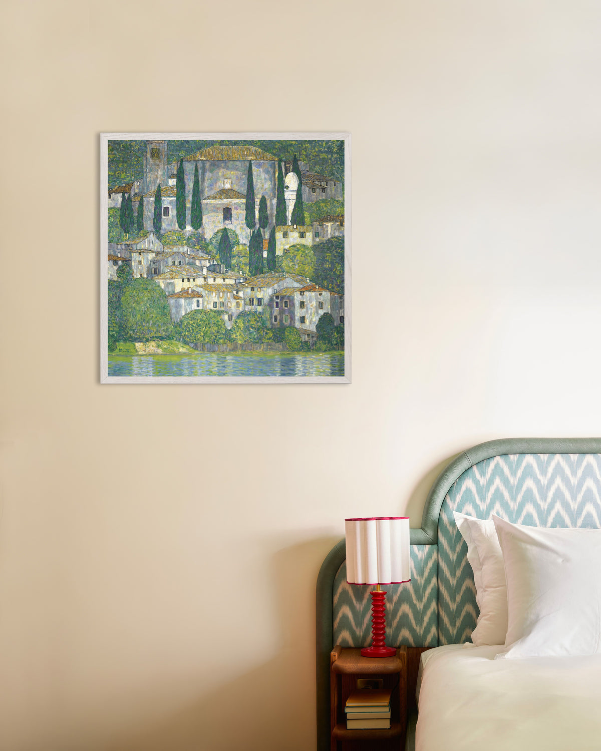 Poster Chiesa a Cassone (Paesaggio con cipressi) (1913) di Gustav Klimt con cornice in legno bianco
