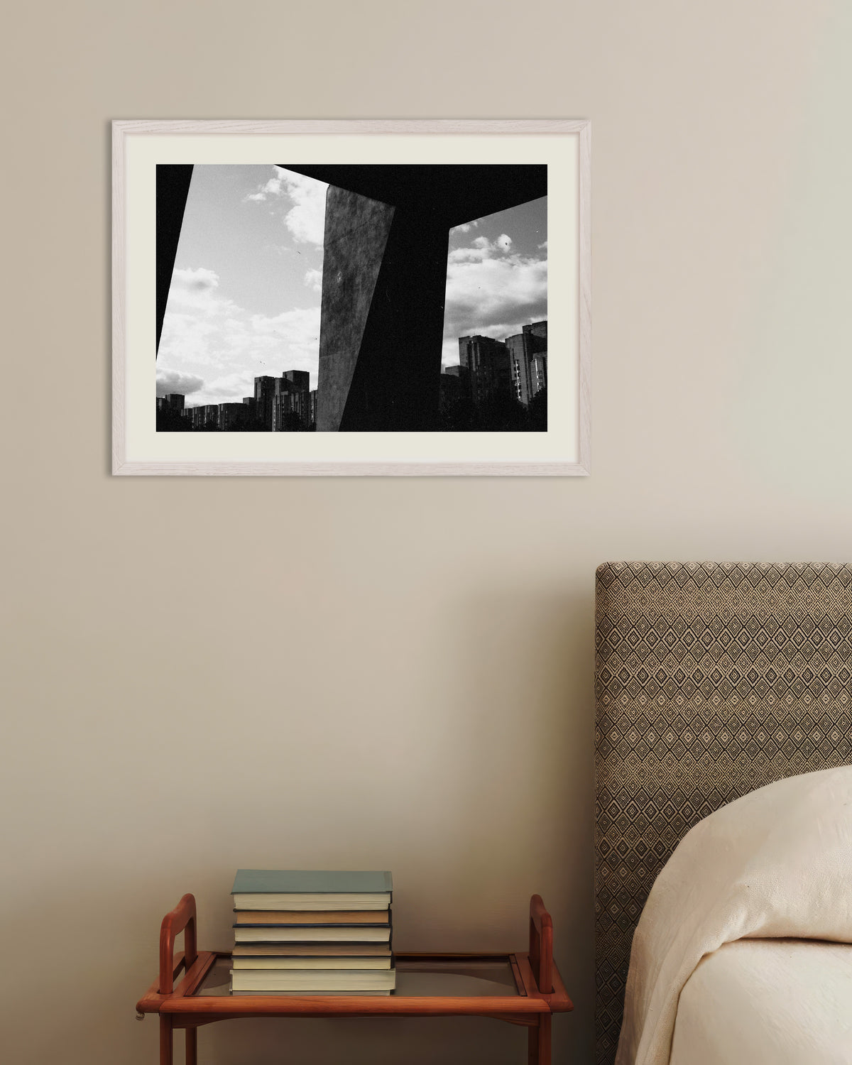 Poster „Die Stadt zwischen Betonpfeilern“ mit weißem Holzrahmen