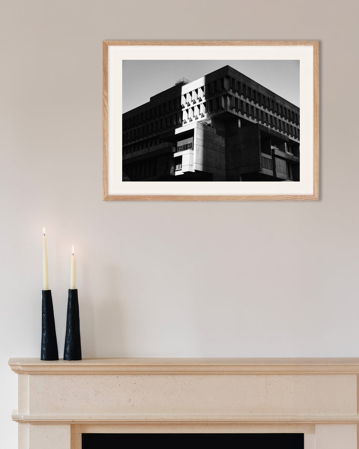 Poster «Edificio civico tra sole e ombra», con cornice in legno naturale