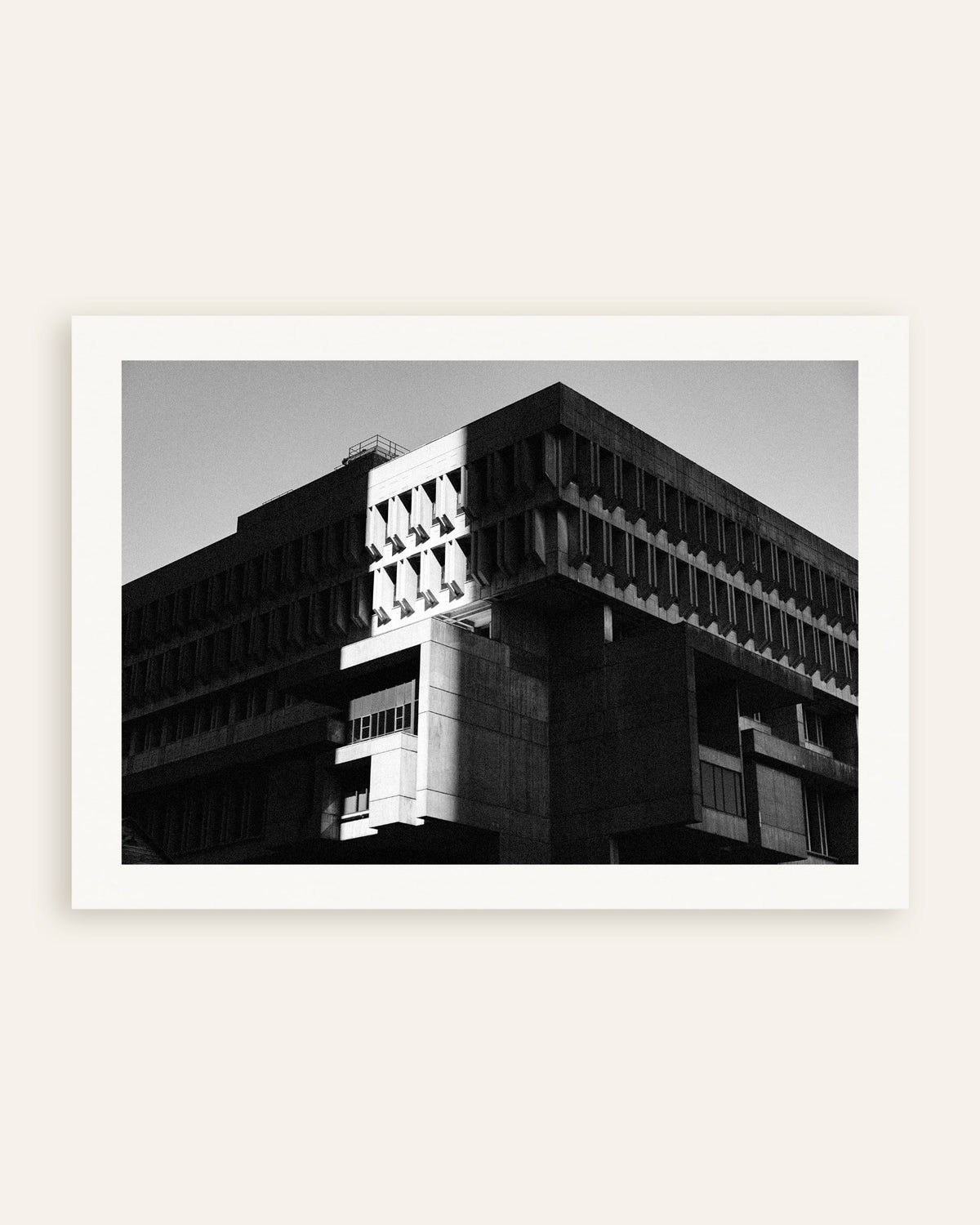 Poster «Edificio civico tra sole e ombra», miniatura