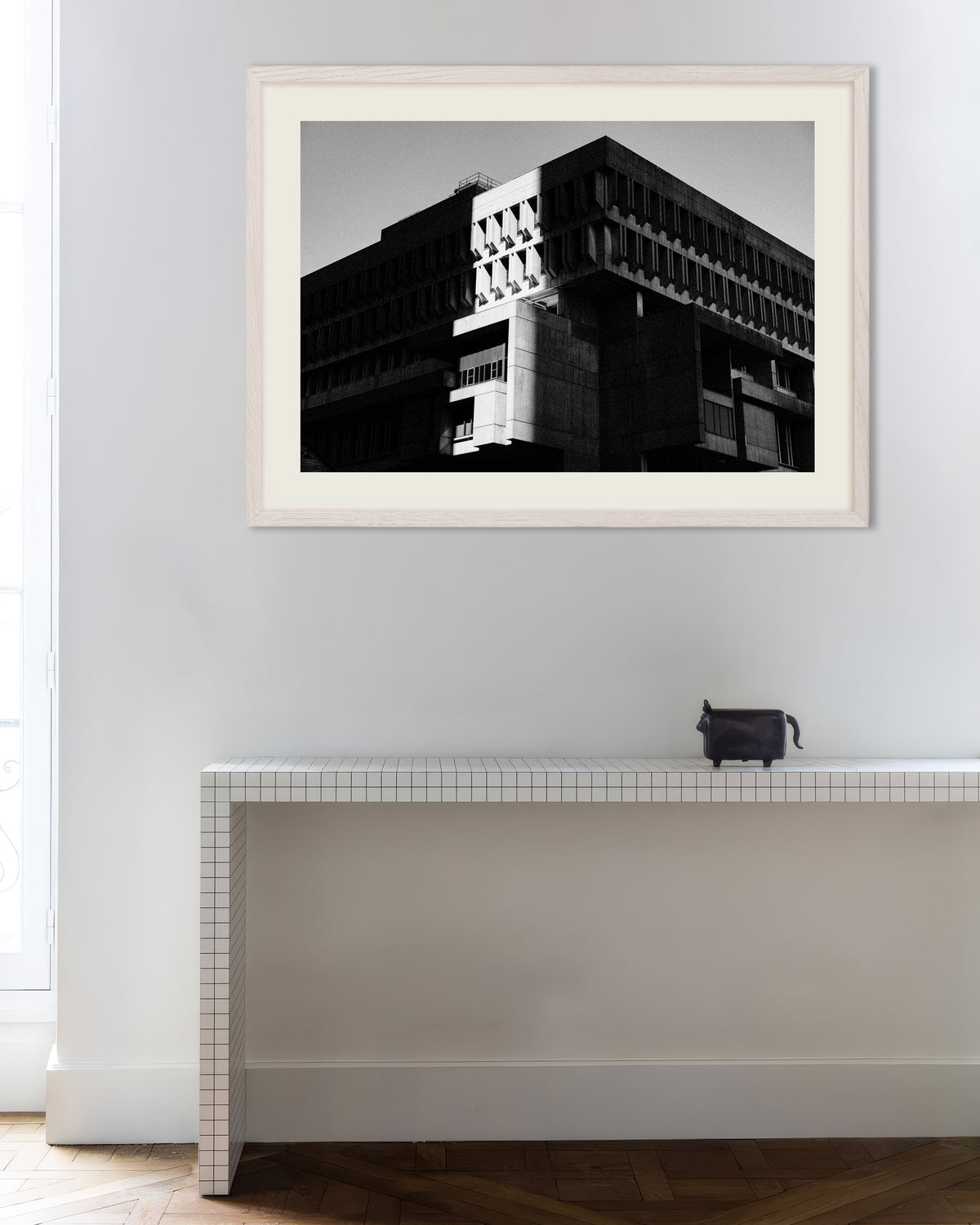 Poster «Edificio civico tra sole e ombra», con cornice in legno bianco