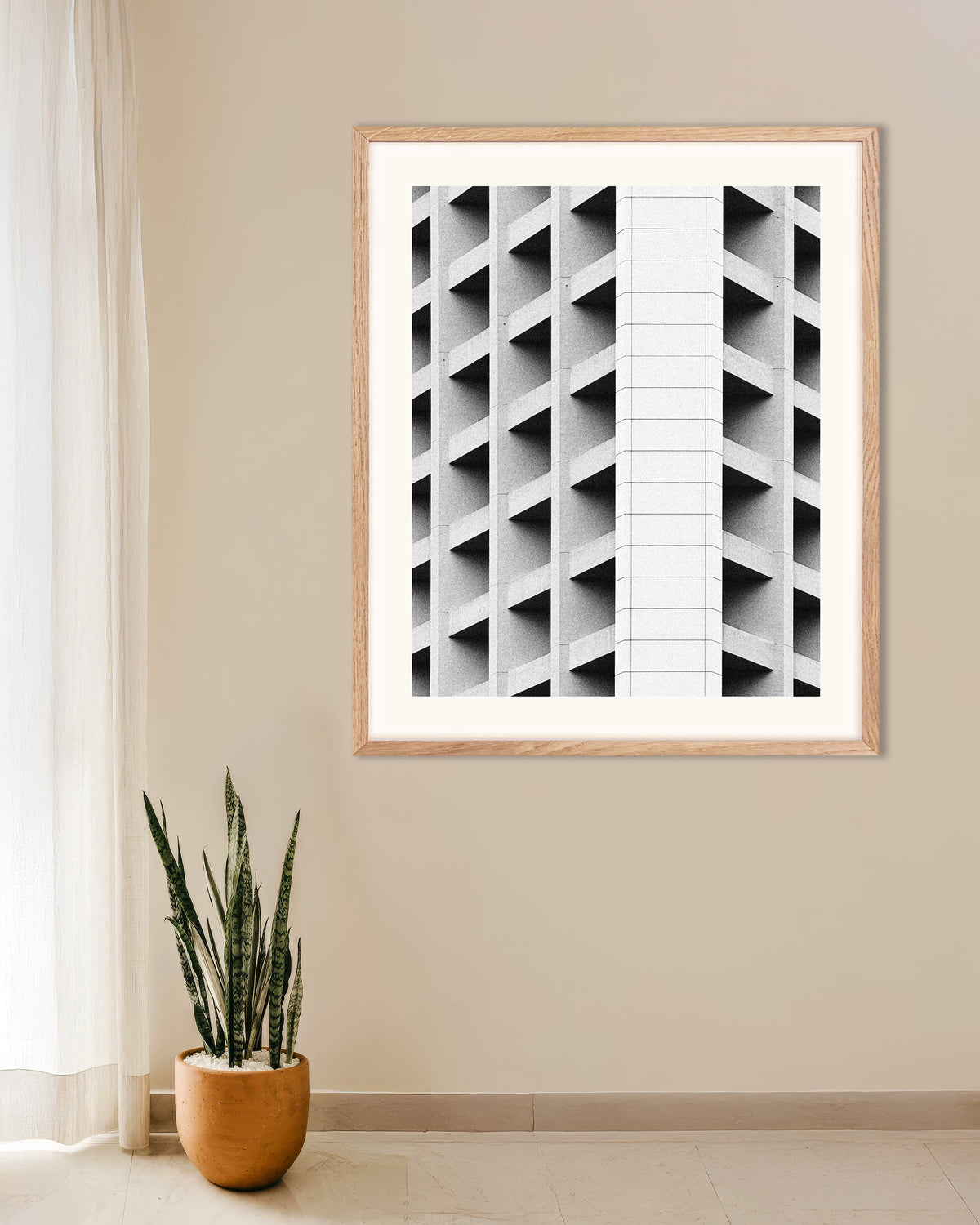 Affiche « Façade à caissons et bande blanche », avec un cadre en bois naturel