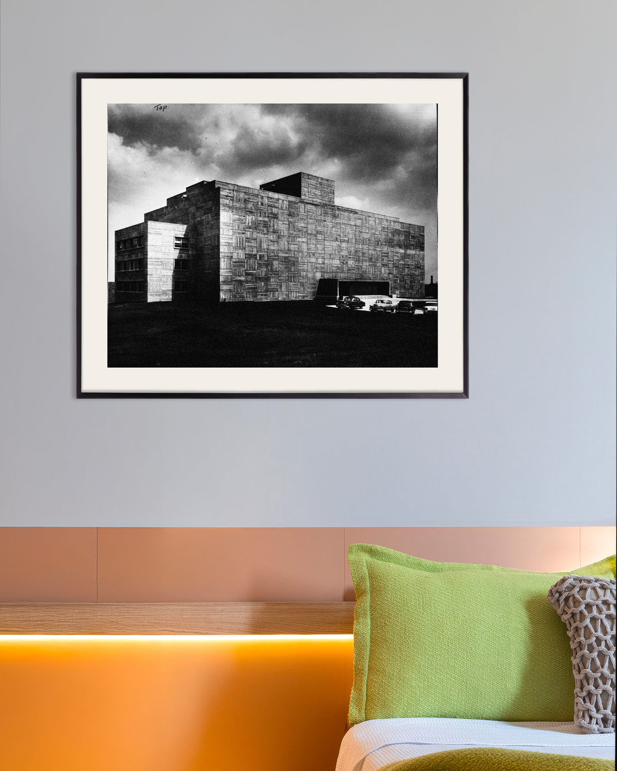 Poster „Betongebäude im Sturm“ mit Metallrahmen