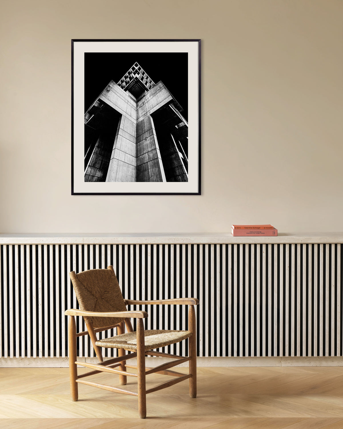Poster «Torre cruciforme in cemento di notte», con cornice in metallo