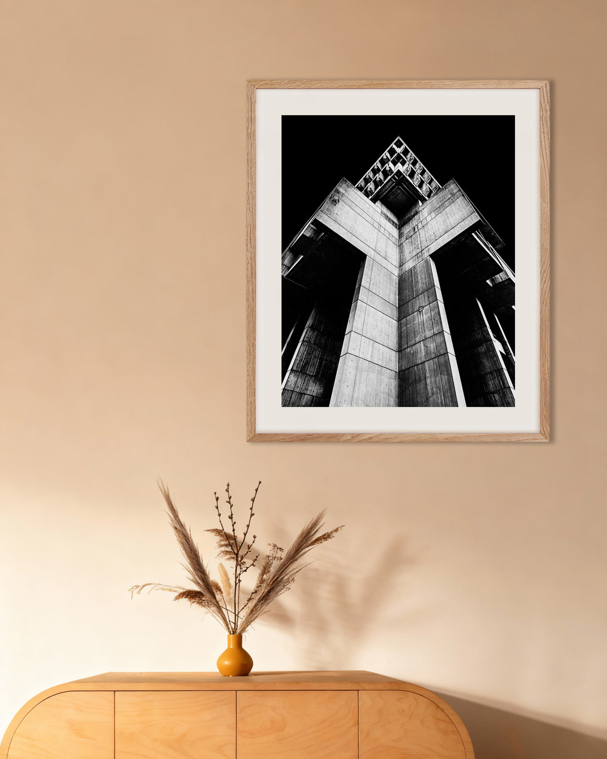 Poster «Torre cruciforme in cemento di notte», con cornice in legno naturale