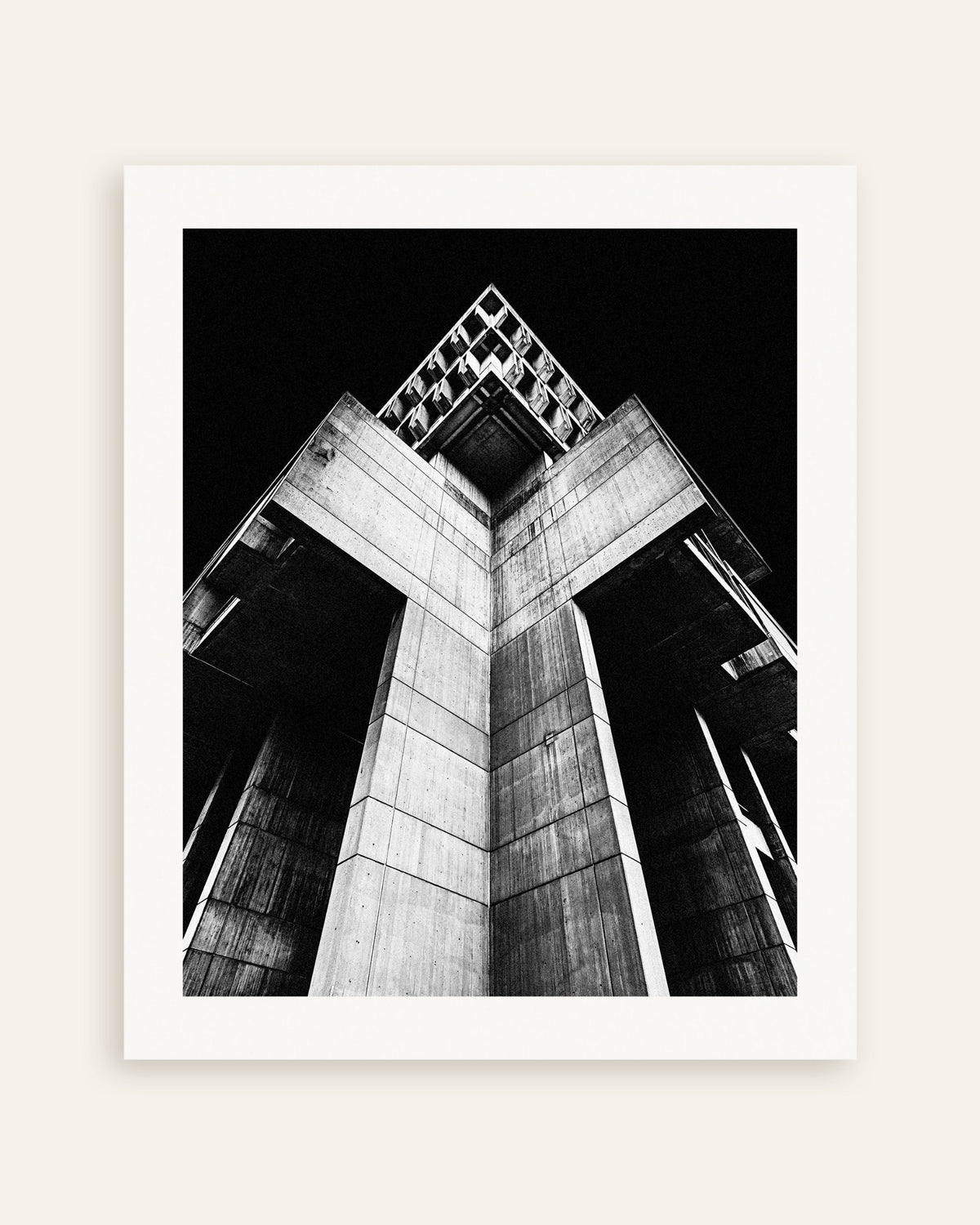 Poster «Torre cruciforme in cemento di notte», miniatura