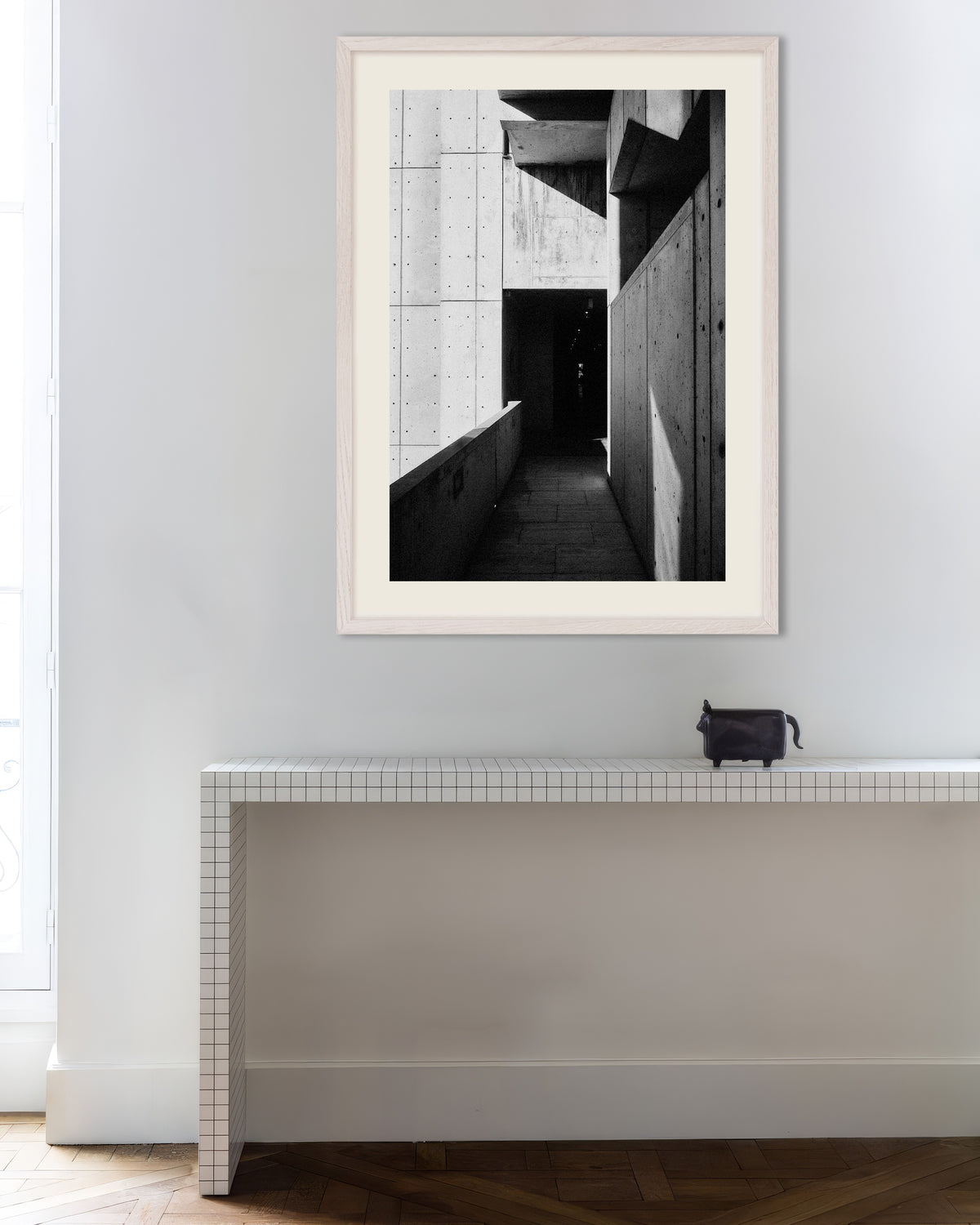 Poster «Passaggio di cemento tra sole e ombra», con cornice in legno bianco