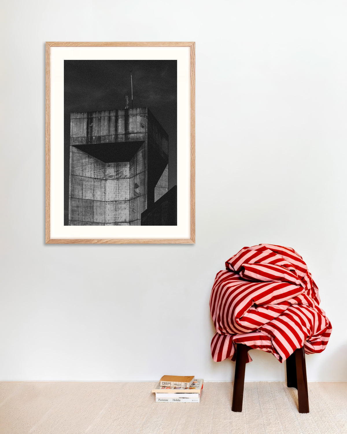 Poster „Spitze eines Betonturms bei Nacht“ mit naturfarbenem Holzrahmen
