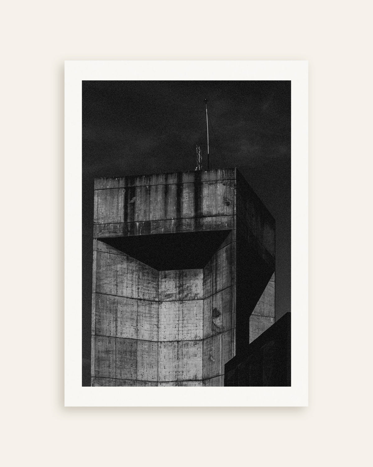 Poster „Spitze eines Betonturms bei Nacht“, Miniaturansicht