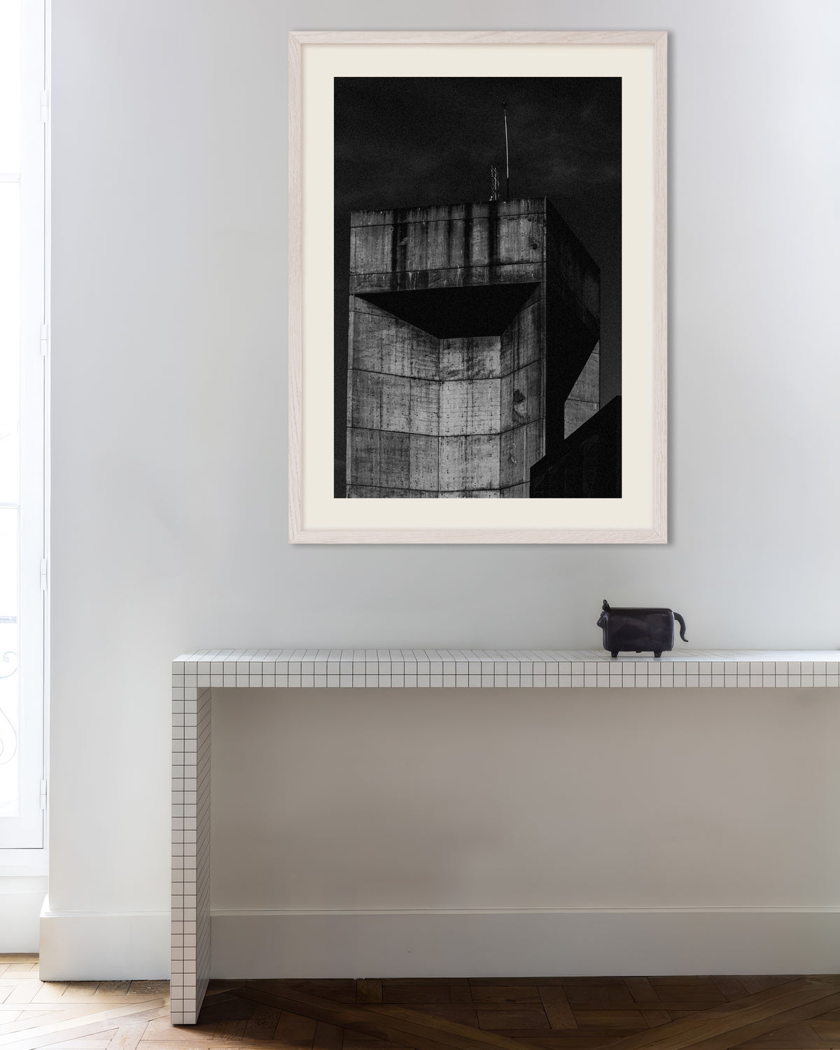 Poster „Spitze eines Betonturms bei Nacht“ mit weißem Holzrahmen