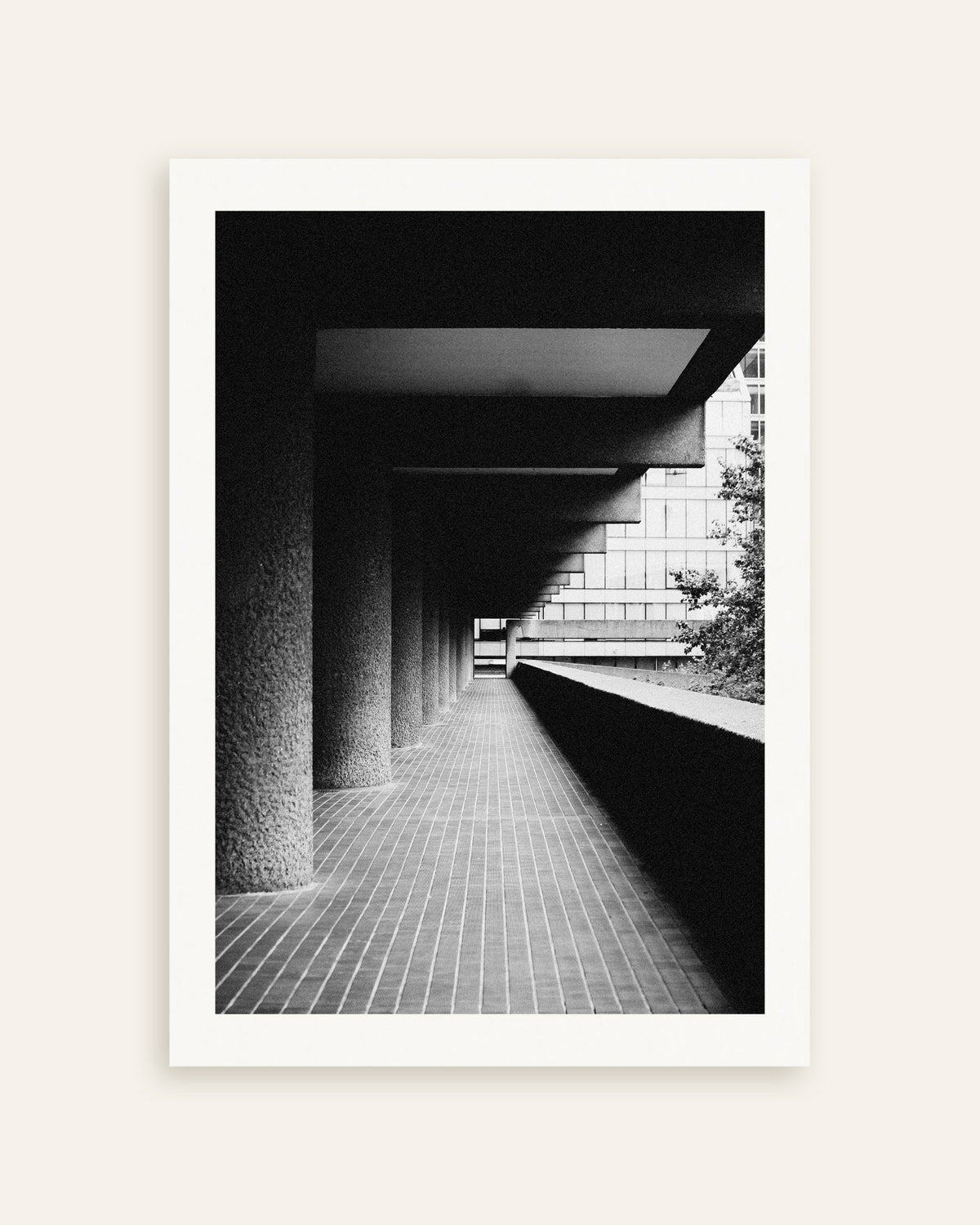 Poster «Passaggio coperto con colonne grezze», miniatura