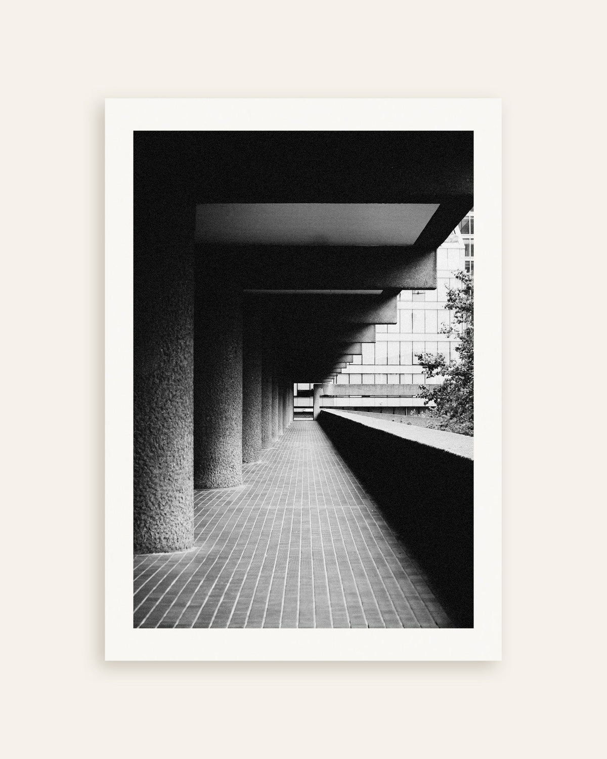 Poster «Passaggio coperto con colonne grezze», miniatura