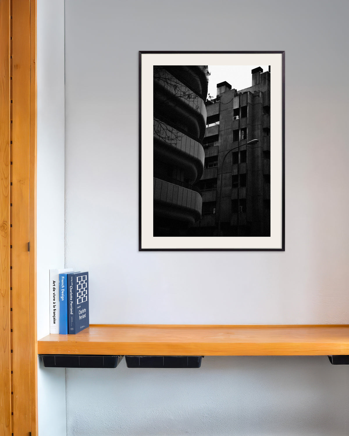 Poster «Facciata curva e torre in cemento», con cornice in metallo
