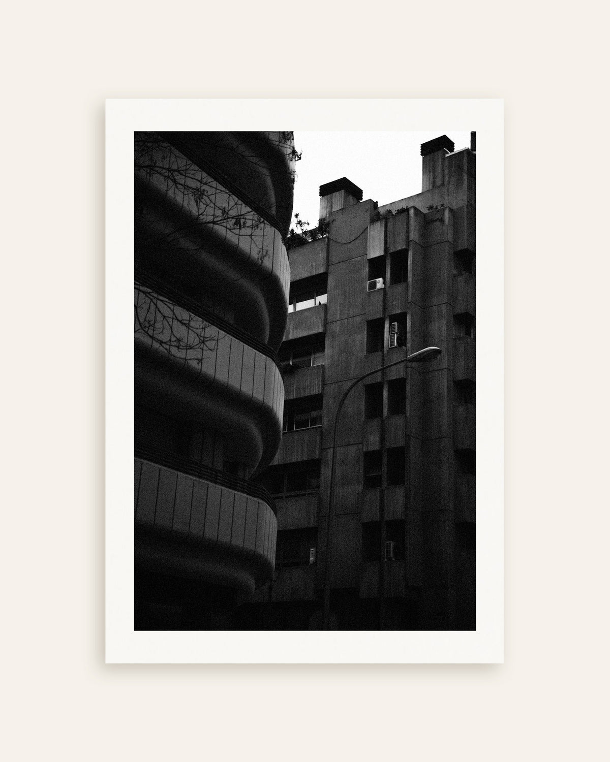 Poster «Facciata curva e torre in cemento», miniatura