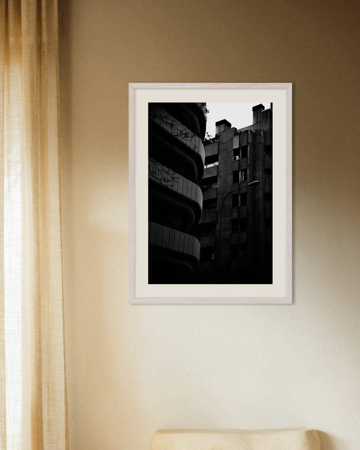Poster «Facciata curva e torre in cemento», con cornice in legno bianco