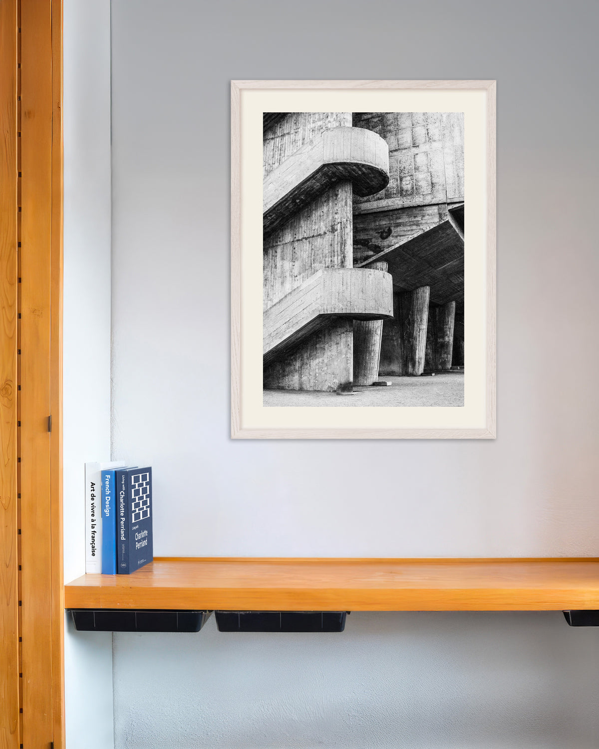 Poster «Rampe curve e colonne in cemento», con cornice in legno bianco