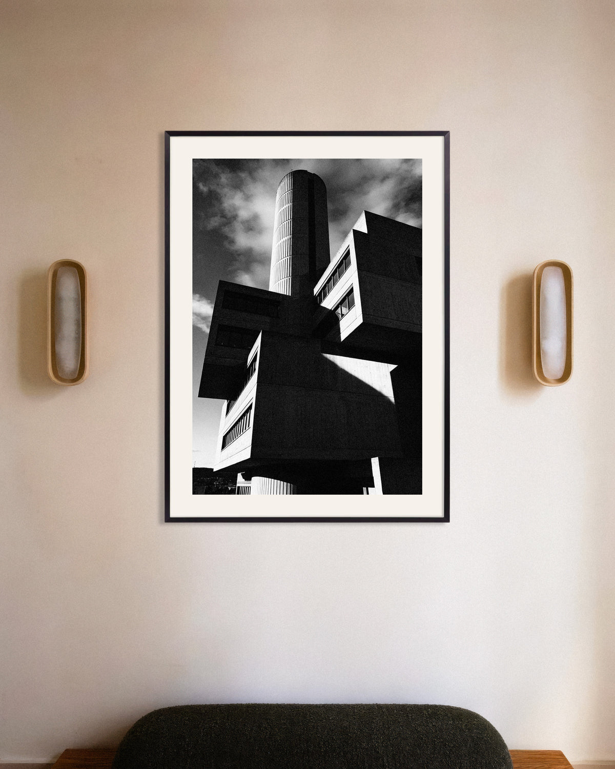 Poster «Torre cilindrica e blocchi sospesi», con cornice in metallo