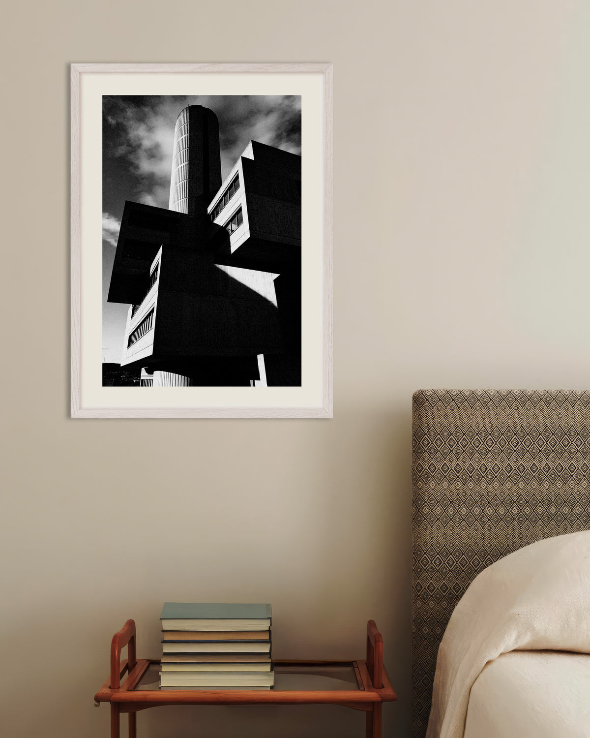 Poster «Torre cilindrica e blocchi sospesi», con cornice in legno bianco