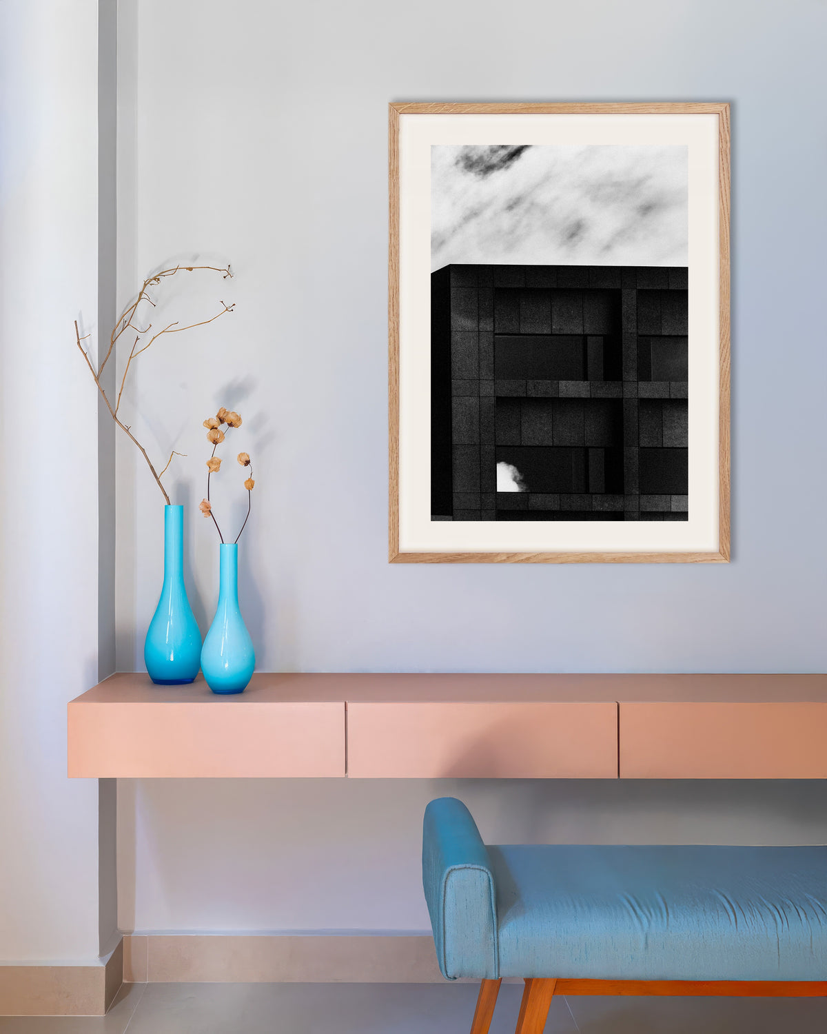 Affiche « Façade sombre et nuage de passage », avec un cadre en bois naturel