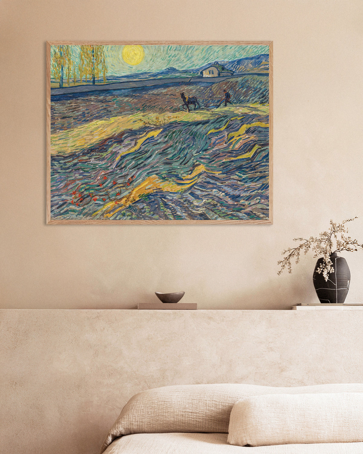 Poster di Campo recintato con contadino che ara (1889) di Vincent van Gogh, con cornice in legno naturale