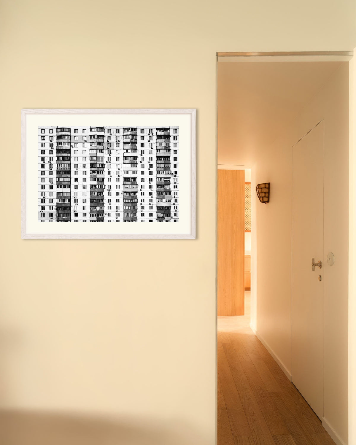 Poster «Condominio senza fine», con cornice in legno bianco