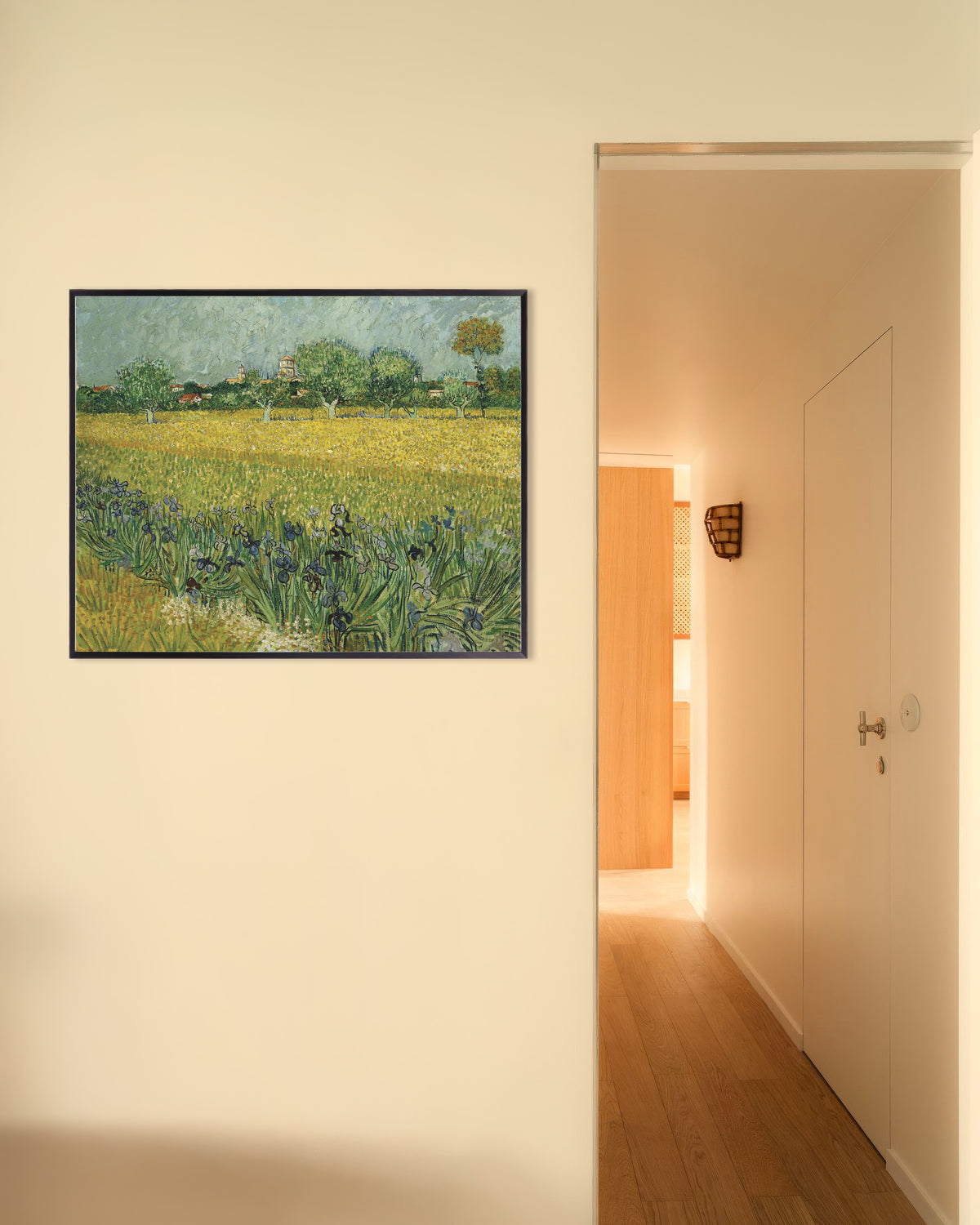 Poster di Campo di iris vicino ad Arles (1888) di Vincent van Gogh, con cornice in metallo