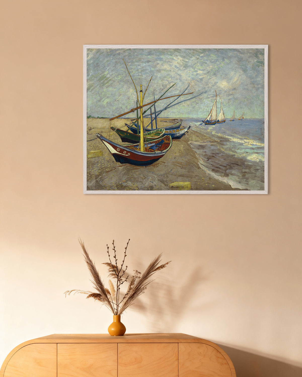 Poster di Barche da pesca sulla spiaggia di Les Saintes-Maries-de-la-Mer (1888) di Vincent van Gogh, con cornice in legno bianca