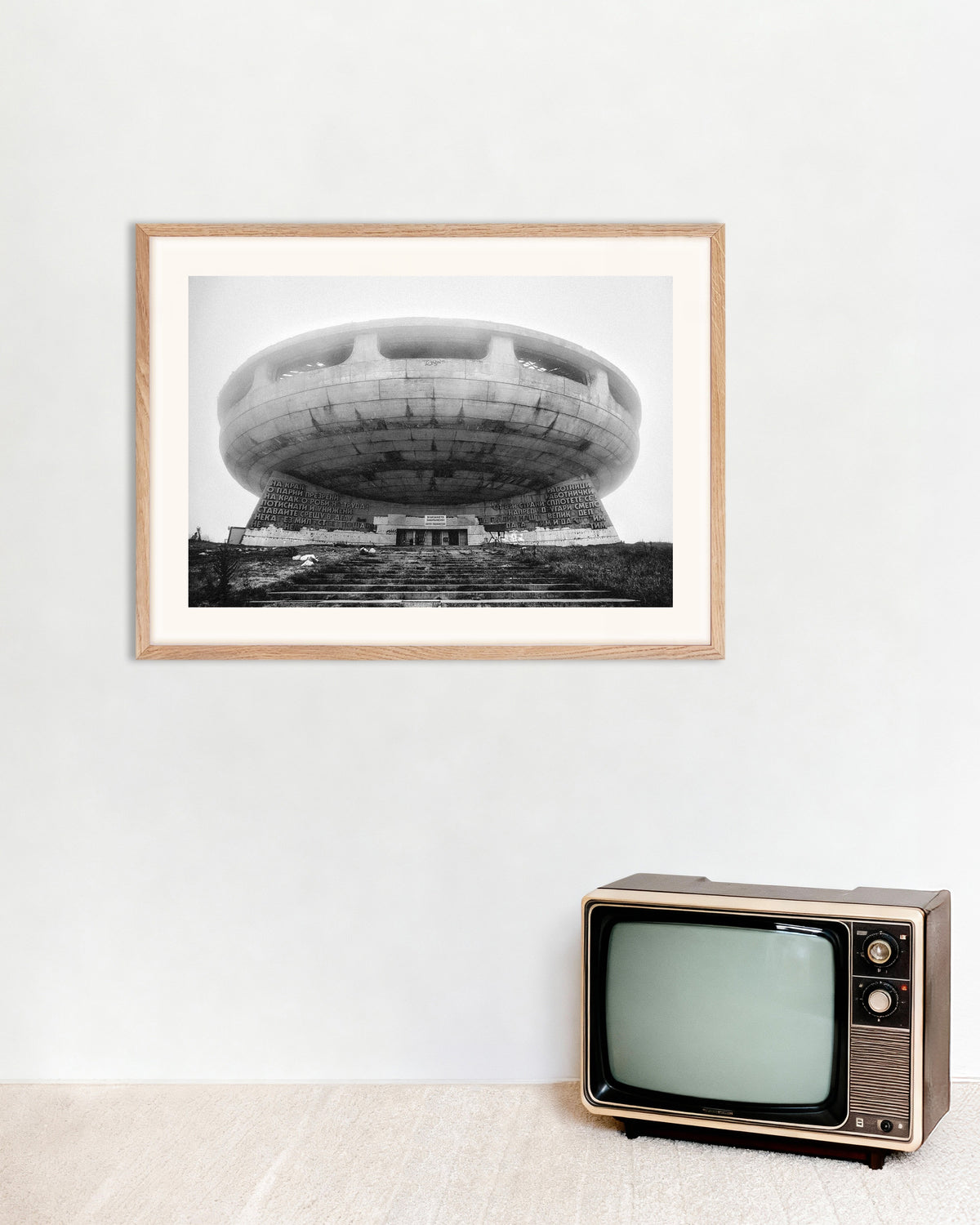 Poster «Monumento a forma di disco volante nella nebbia», con cornice in legno naturale