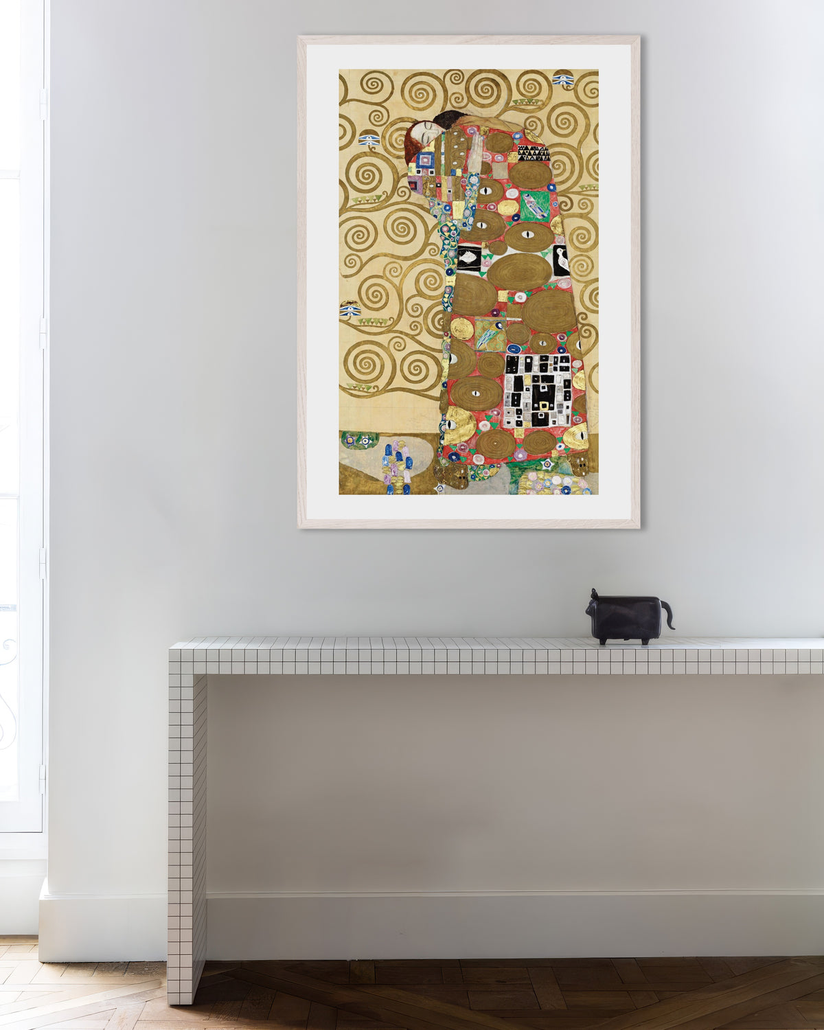 Poster de L’Accomplissement, Frise Stoclet (1910–1911) de Gustav Klimt, avec un cadre en bois blanc