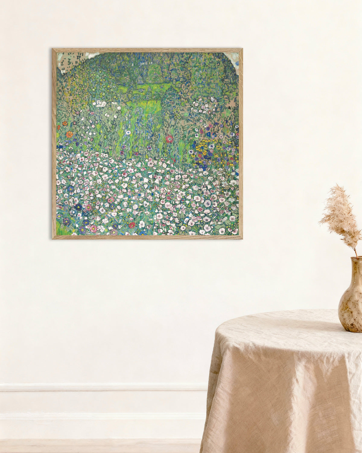 Poster di Paesaggio con giardino e collina (1916) di Gustav Klimt, con cornice in legno naturale
