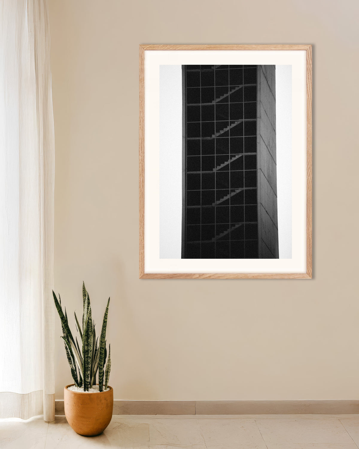 Poster «Torre di scale in vetro», con cornice in legno naturale