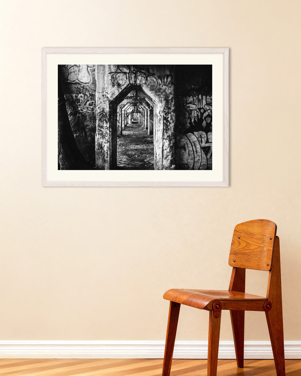 Poster „Verfallene Arkade mit Graffiti“ mit weißem Holzrahmen