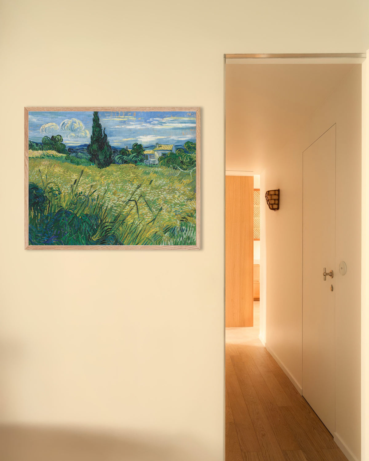 Poster di Campo di grano verde con cipresso (1889) di Vincent van Gogh, con cornice in legno naturale