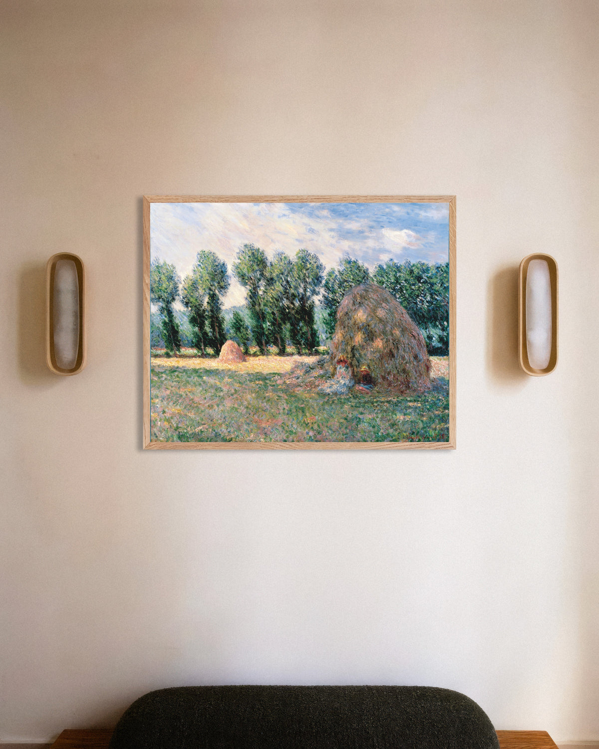 Poster Heuschober (1885) von Claude Monet mit naturfarbenem Holzrahmen