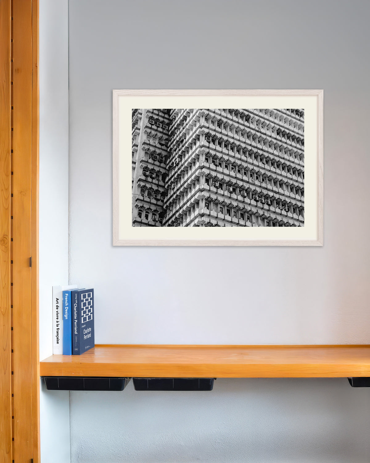 Poster „Honigwabenfassade eines Bürogebäudes“ mit weißem Holzrahmen
