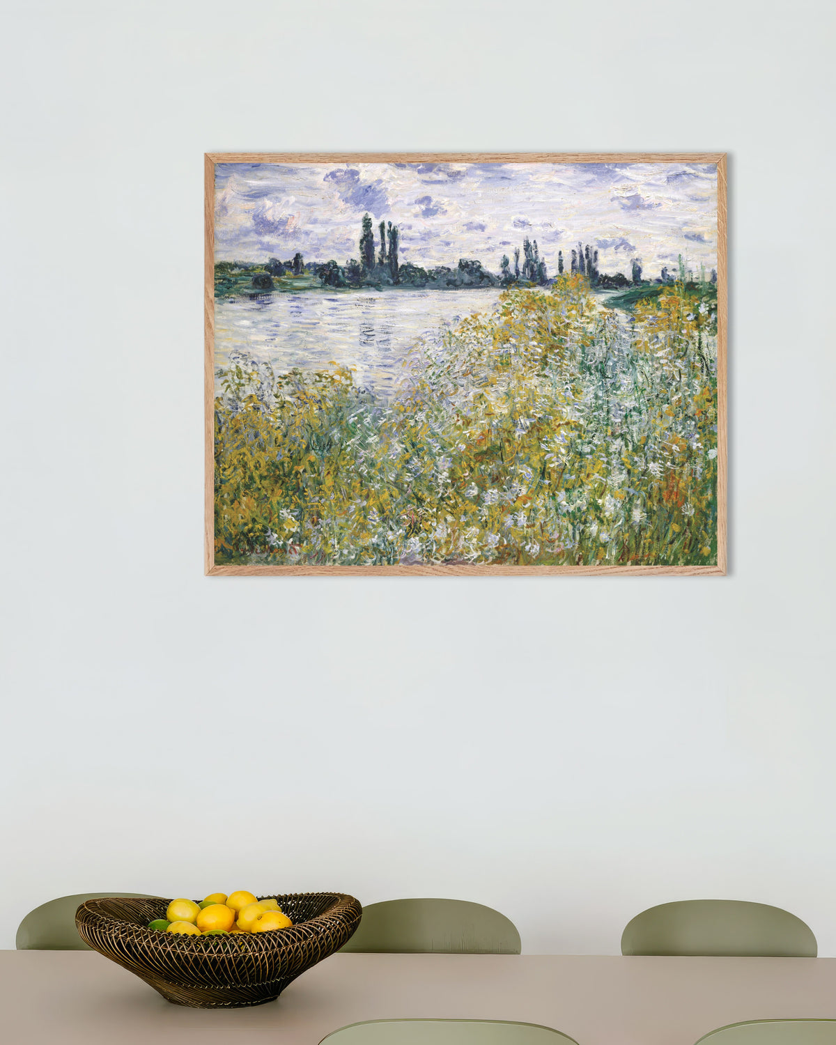 Affiche L'Île aux Fleurs près de Vétheuil (1880) de Claude Monet, avec un cadre en bois naturel