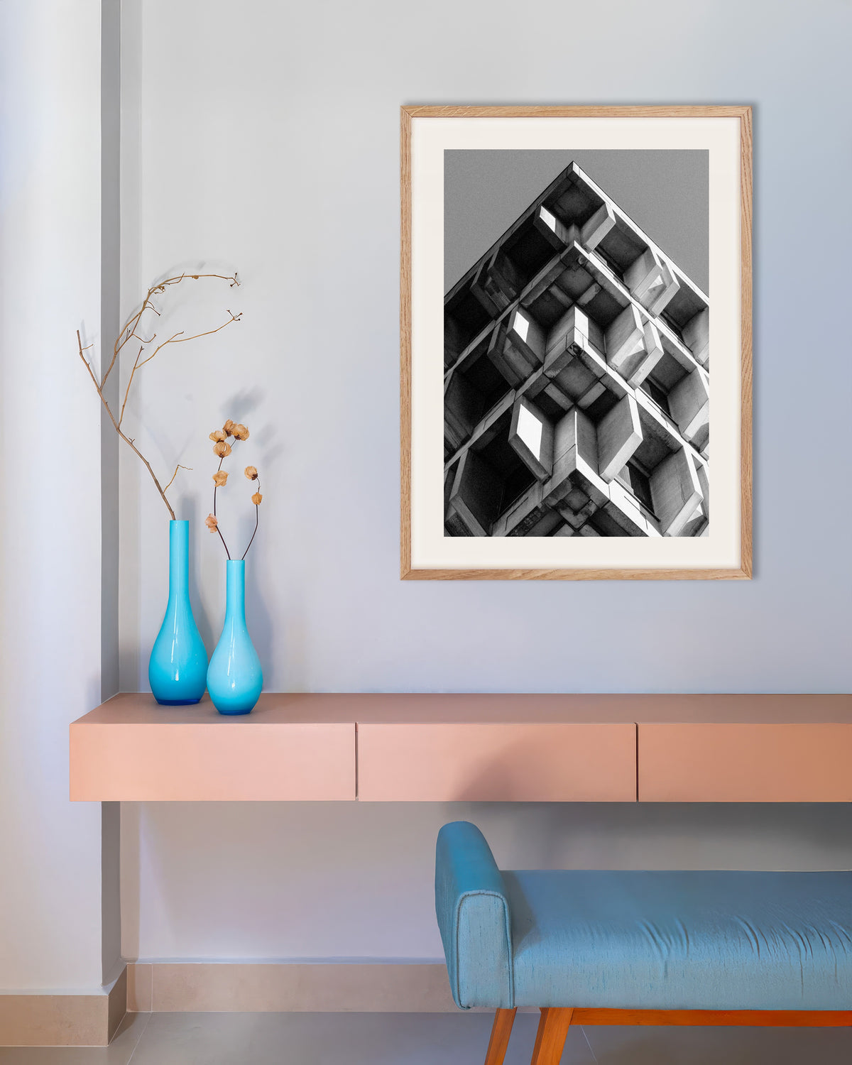 Poster «Piramide rovesciata di blocchi di cemento», con cornice in legno naturale