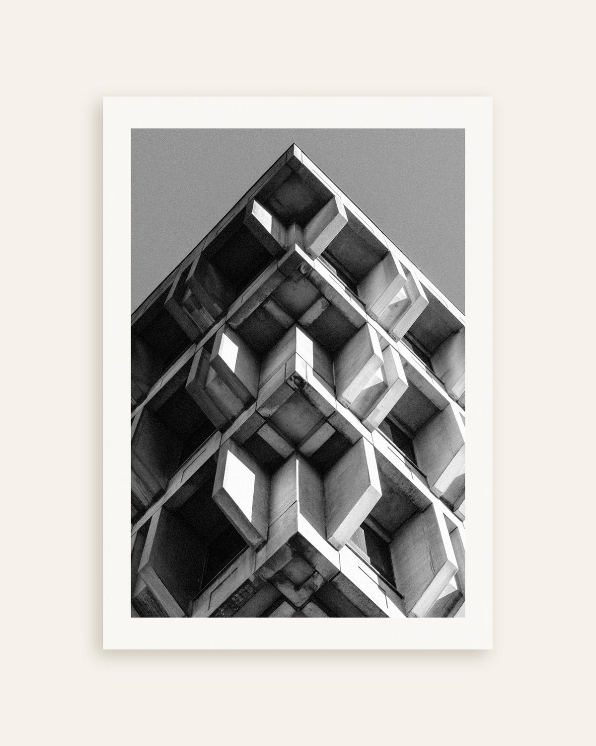 Poster „Umgekehrte Pyramide aus Betonblöcken“, Miniaturansicht