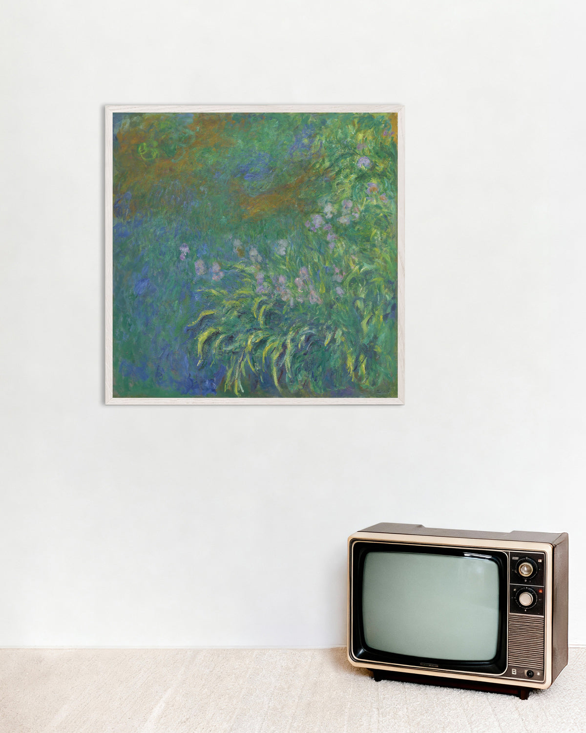 Affiche Iris (1914–1917) de Claude Monet, avec un cadre en bois blanc