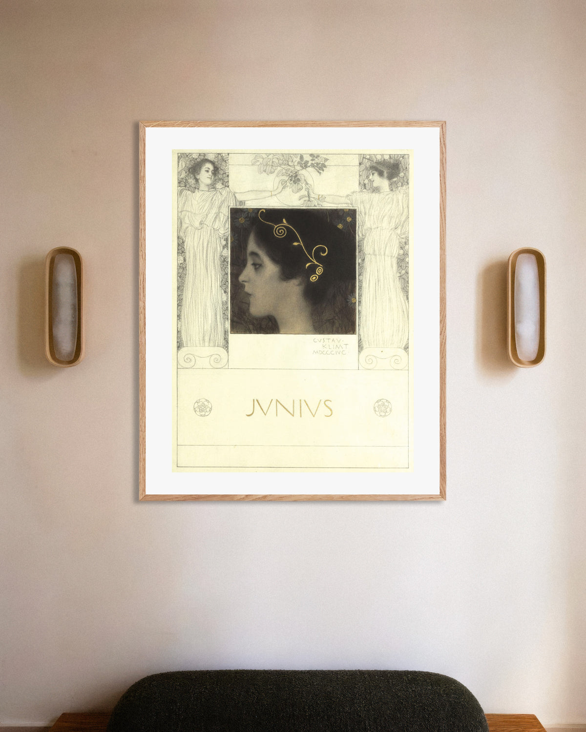 Poster Junius (1896) di Gustav Klimt con cornice in legno naturale