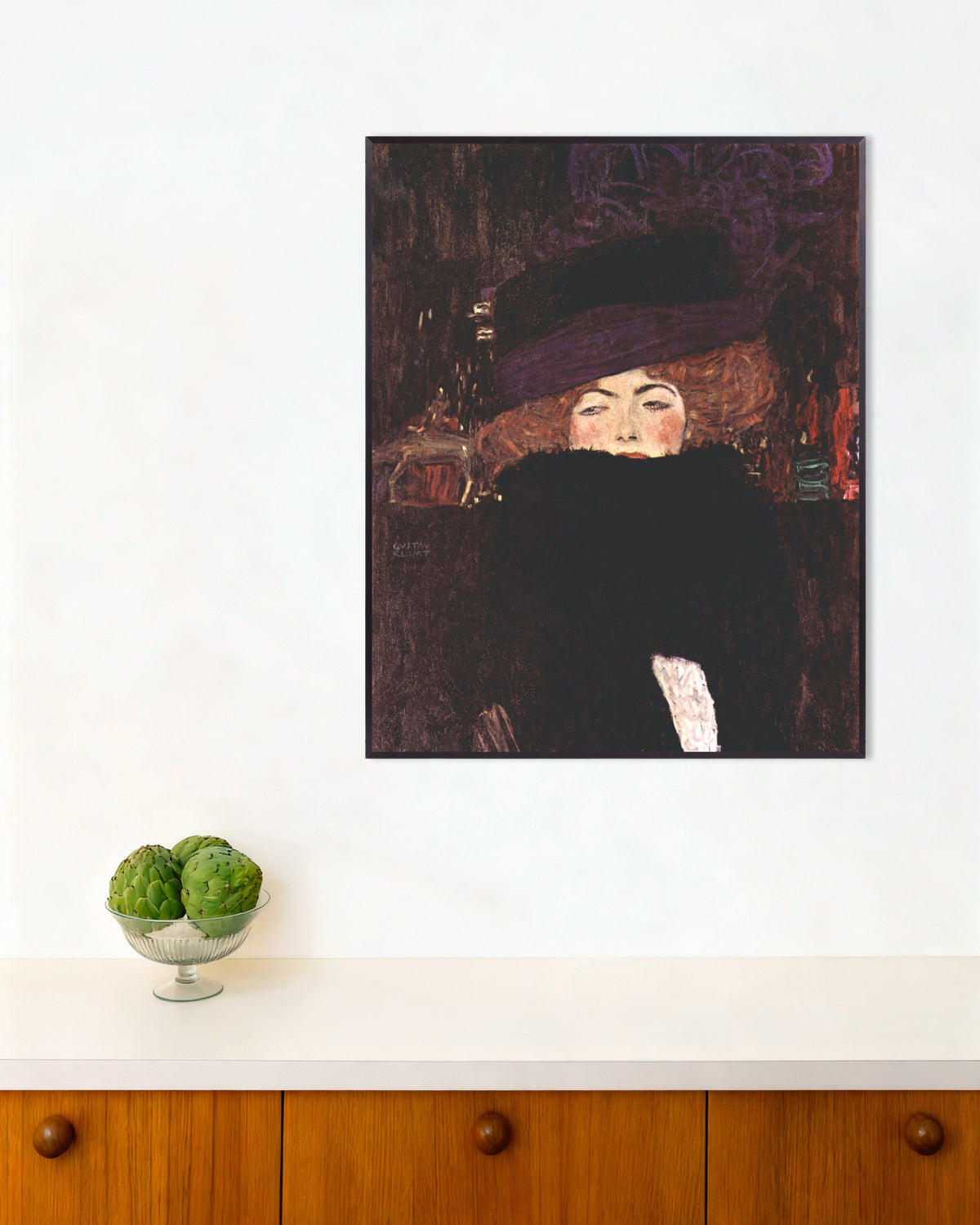 Poster di Donna con cappello e boa di piume (1909) di Gustav Klimt, con cornice in metallo