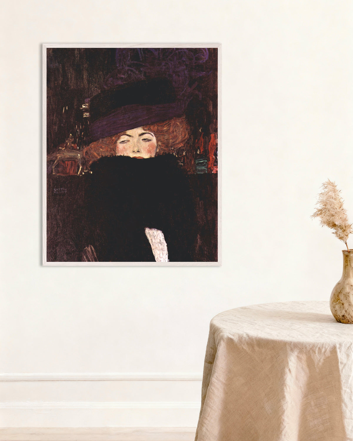 Poster di Donna con cappello e boa di piume (1909) di Gustav Klimt, con cornice in legno bianco
