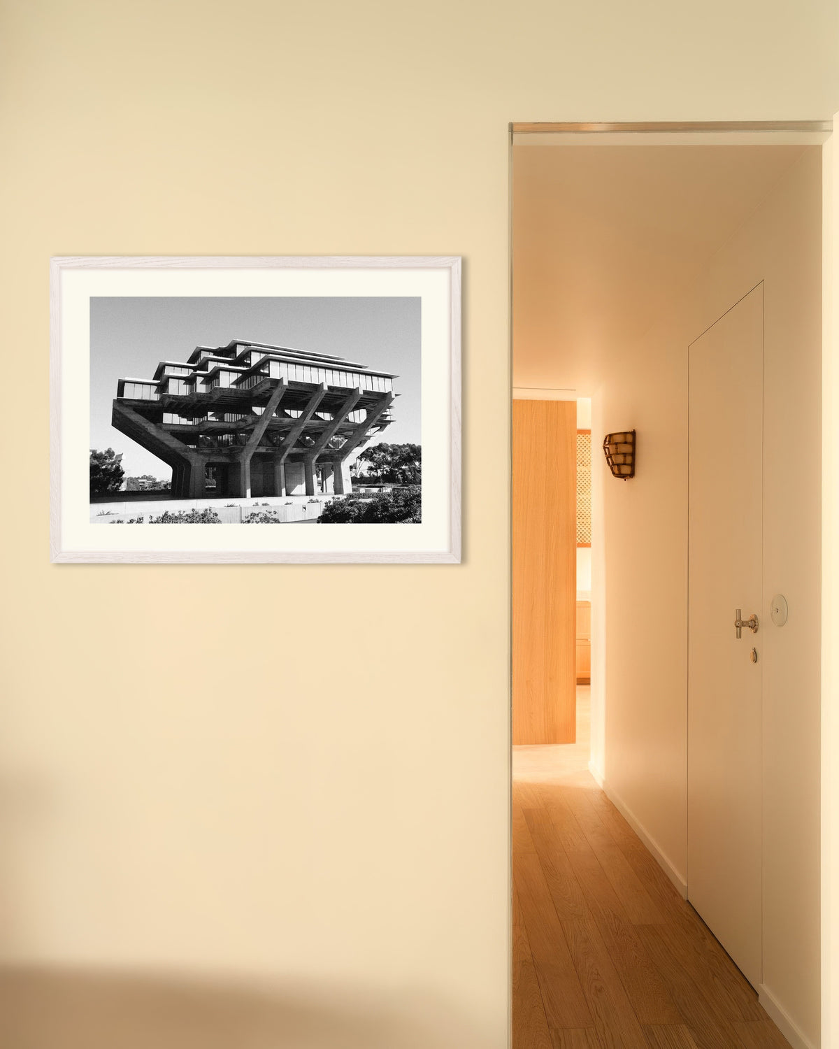 Poster „Bibliothek auf Betonstützen“ mit weißem Holzrahmen